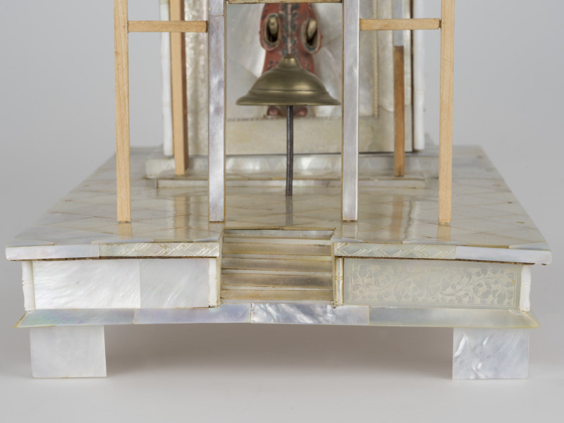 zbliżenie na dekorację fragmentów budowli z mechanizmem (zegarowym?) - widok z przodu