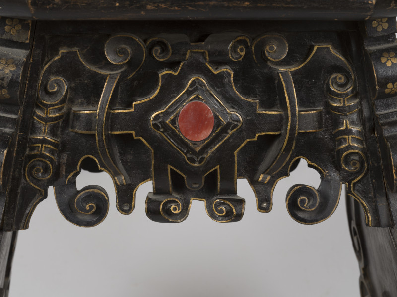 zbliżenie na dekorację przedniej cargi