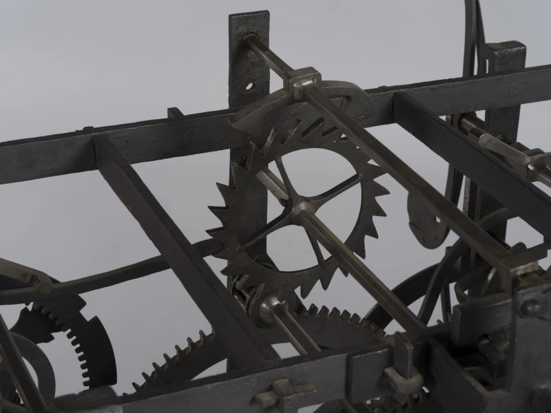 zbliżenie na elementy mechanizmu zegara