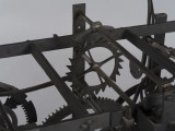 zbliżenie na elementy mechanizmu zegara