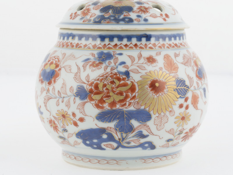 zbliżenie na dekorację brzuśca z motywem floralnym - stylizowane wici roślinne z bujnie kwitnącymi kwiatami