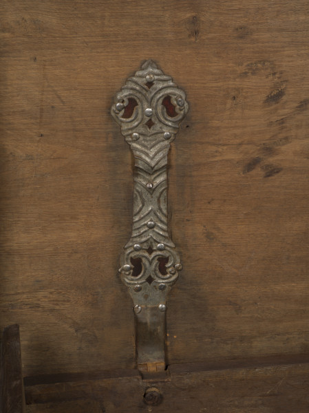 zbliżenie na dekoracyjne zawiasy