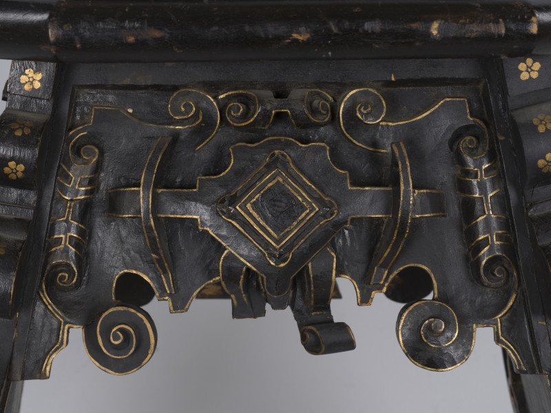 zbliżenie na dekorację przedniej cargi