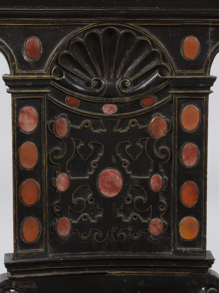 zbliżenie na dekorację oparcia z przodu