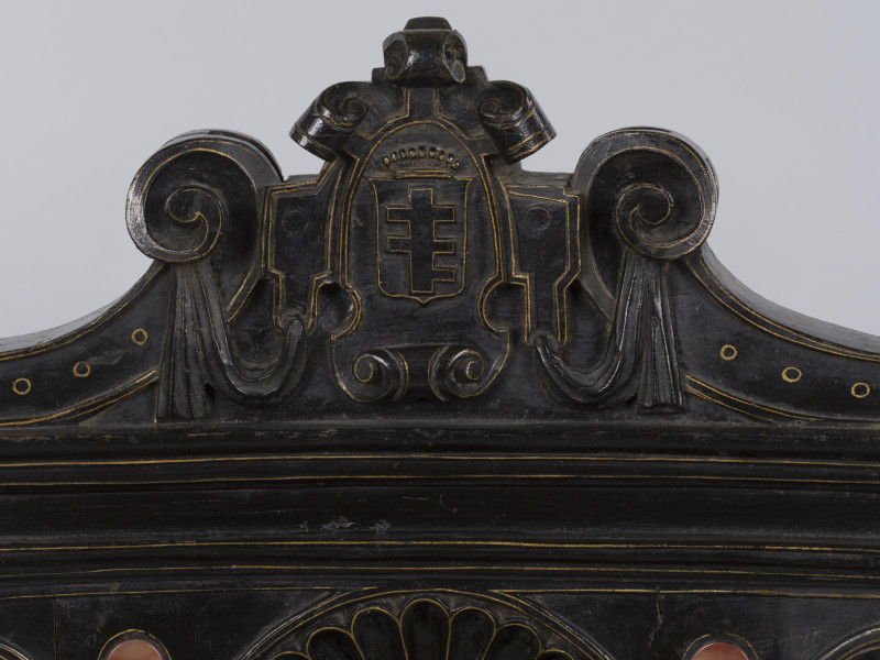 zbliżenie na dekorację zwieńczenia oparcia z przodu