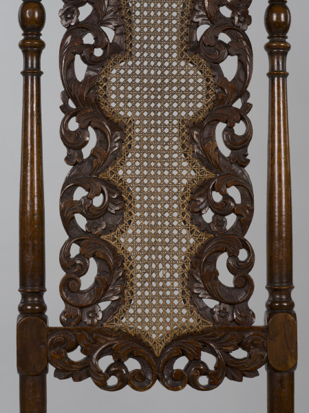 zbliżenie na ażurową, rzeźbioną dekorację oparcia