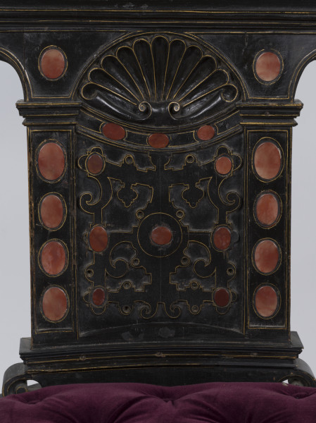 zbliżenie na dekorację oparcia z przodu