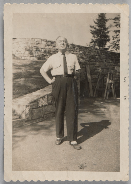 Ujęcie z góry, awers, odwrocie fotografii z nadrukiem  krawędzie ząbkowane