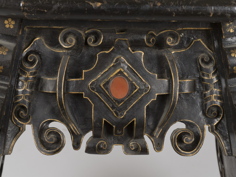 zbliżenie na dekorację przedniej cargi