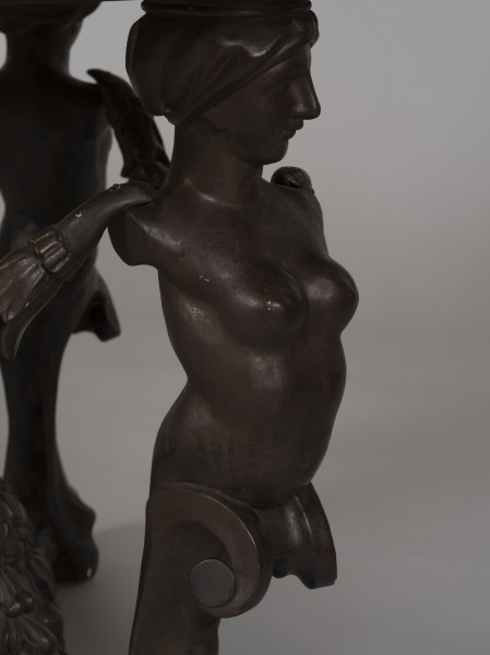 zbliżenie na dekorację w formie kariatydy