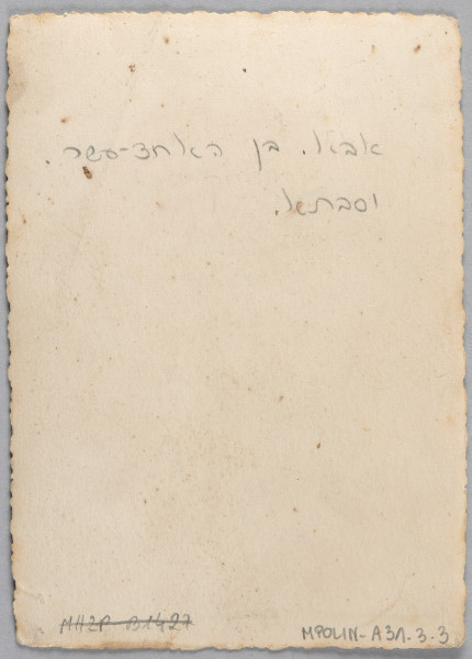 Ujęcie z góry, rewers, odwrocie fotografii zapisane pismem odręcznym