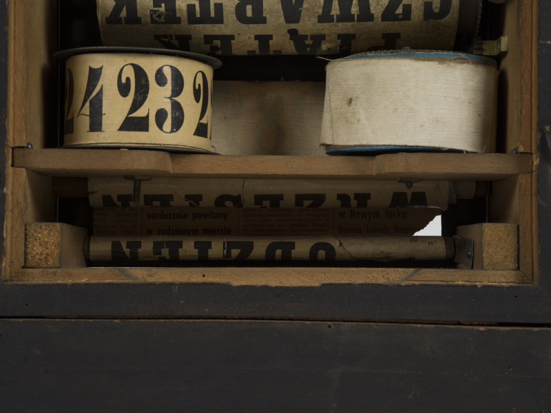 zbliżenie na mechanizm zegara od tyłu