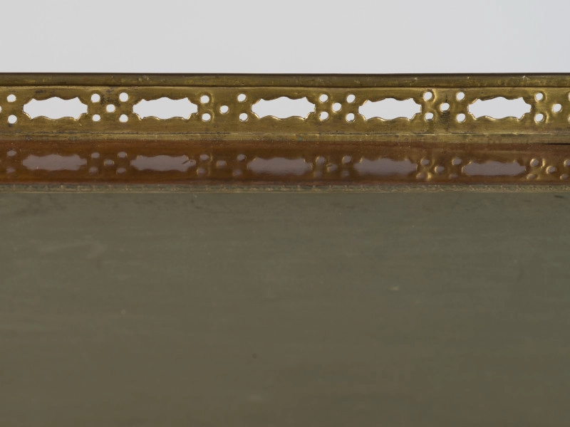zbliżenie na brązową balustradkę