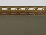 zbliżenie na brązową balustradkę