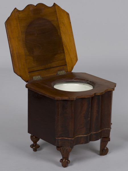 ujęcie 3/4 z otwartą klapą i nocnikiem