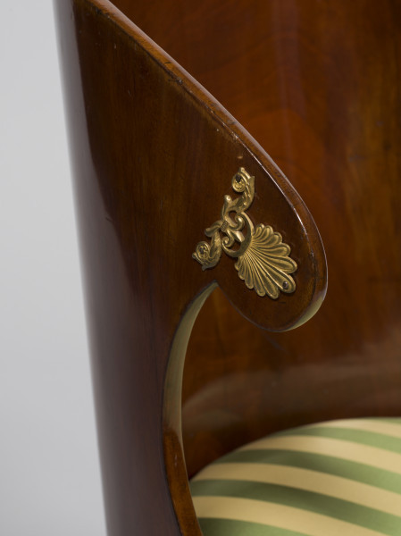 zbliżenie na dekorację prawej strony oparcia