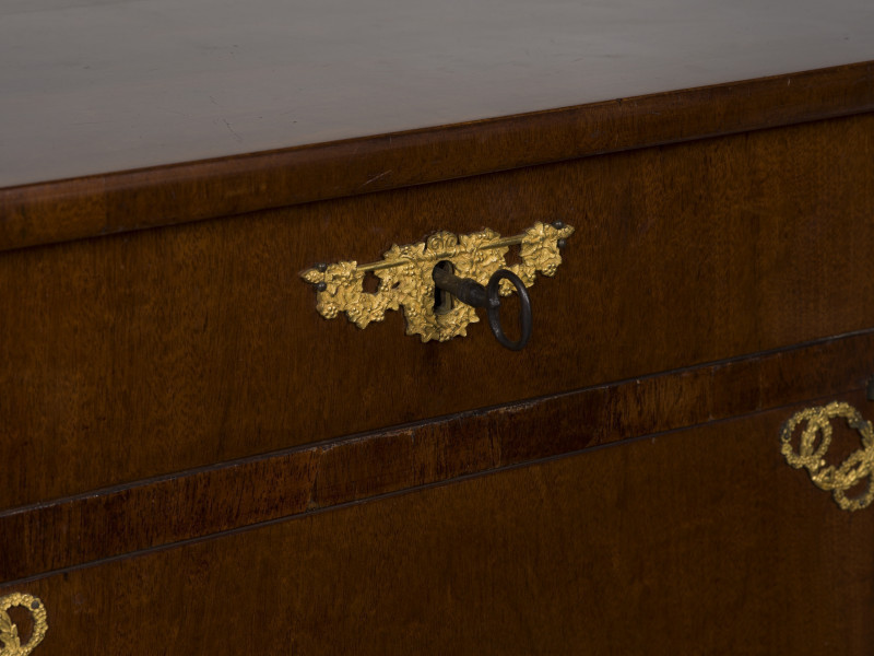 zbliżenie na dekorację okuciową wokół otworu na klucz