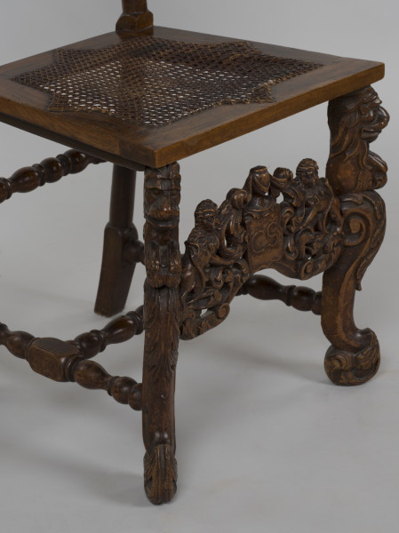 zbliżenie na rzeźbioną dekorację prawej przedniej nogi