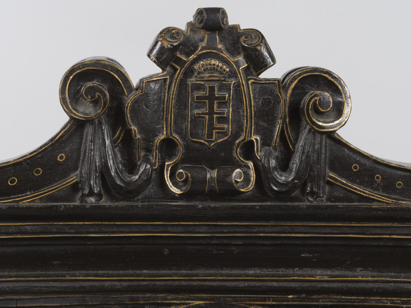 zbliżenie na dekorację zwieńczenia oparcia z przodu