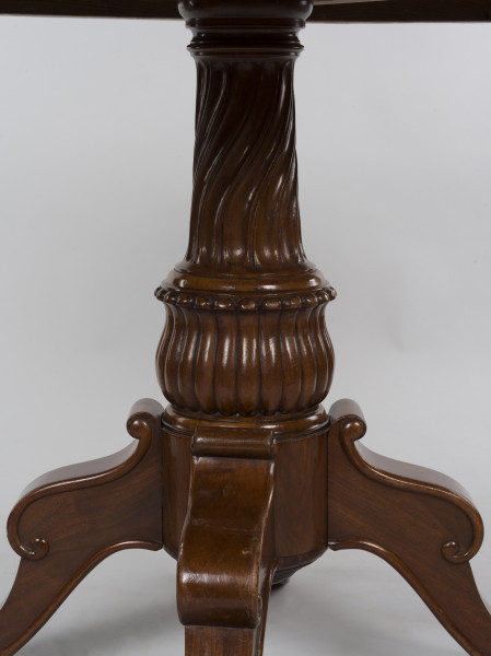 zbliżenie na rzeźbioną dekorację kolumny wspierającej blat