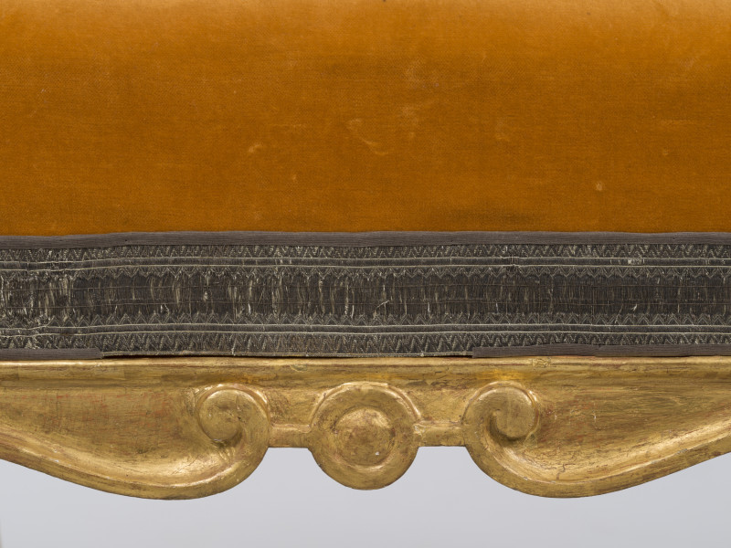 zbliżenie na dekorację ramiaka pierwszego boku