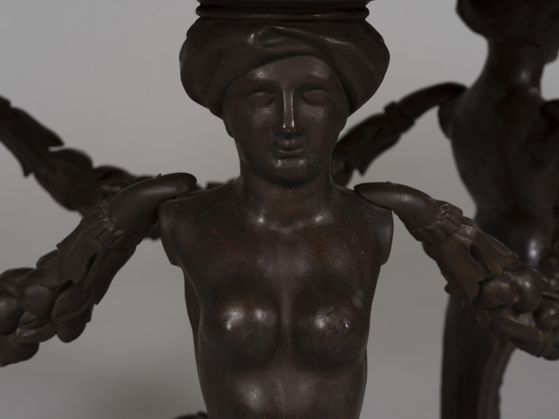 zbliżenie na dekorację stołu w formie kariatydy