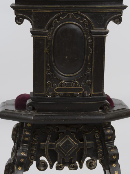 zbliżenie na dekorację oparcia z tyłu