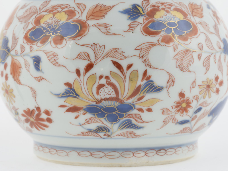 zbliżenie na dekorację brzuśca z motywem floralnym - stylizowane wici roślinne z bujnie kwitnącymi kwiatami