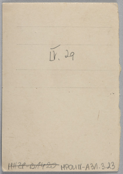 Ujęcie z góry, rewers, odwrocie fotografii z nadrukiem i zapisane pismem odręcznym