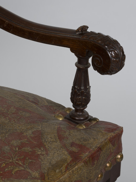 zbliżenie na dekorację lewego podłokietnika