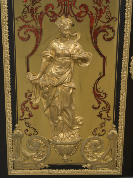 zbliżenie na dekorację figuralną prawych drzwi - Wiosna