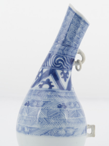 zbliżenie na szyjkę i brzusiec butli oraz uchwyty