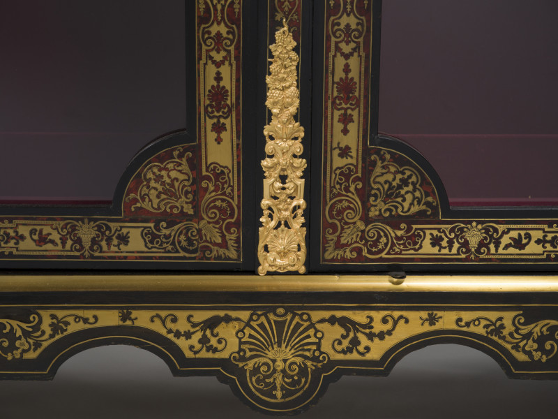 zbliżenie na dekorację drzwi i cokołu