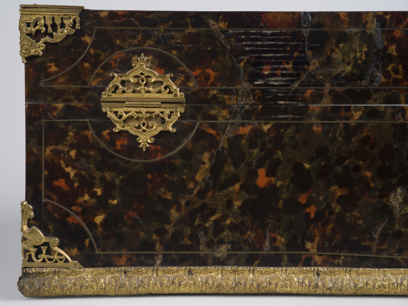 zbliżenie na lewy zawias z tyłu szkatuły