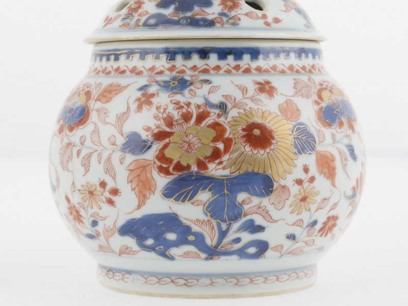 zbliżenie na dekorację brzuśca z motywem floralnym - stylizowane wici roślinne z bujnie kwitnącymi kwiatami