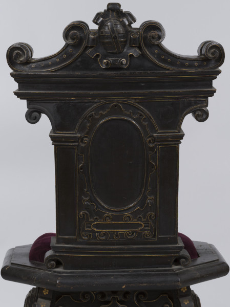 zbliżenie na dekorację oparcia z tyłu