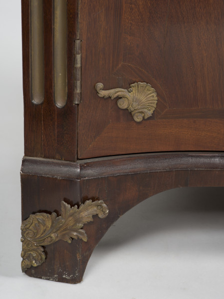 zbliżenie na dekorację z brązu na prawej nóżce