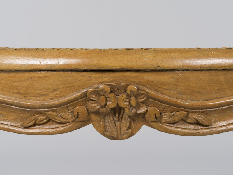 zbliżenie na rzeźbioną dekorację przedniego ramiaka