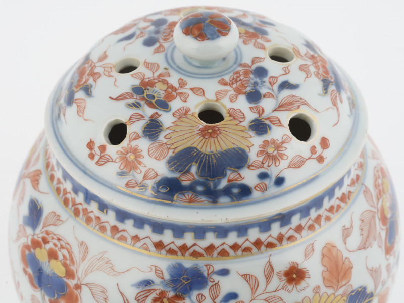 zbliżenie na dekorację pokrywki z motywem floralnym - stylizowane wici roślinne z bujnie kwitnącymi kwiatami