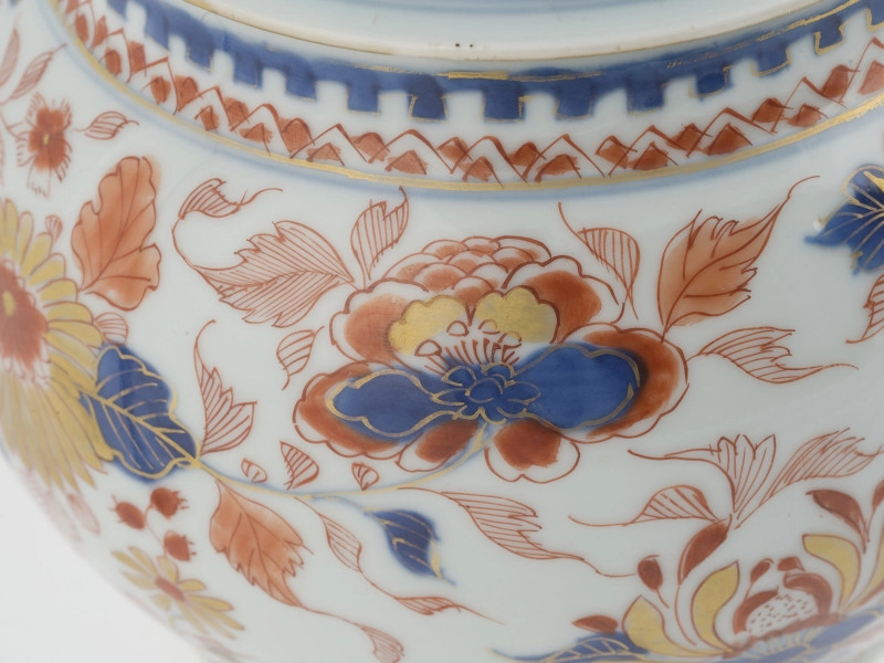 zbliżenie na dekorację brzuśca z motywem floralnym - stylizowane wici roślinne z bujnie kwitnącymi kwiatami