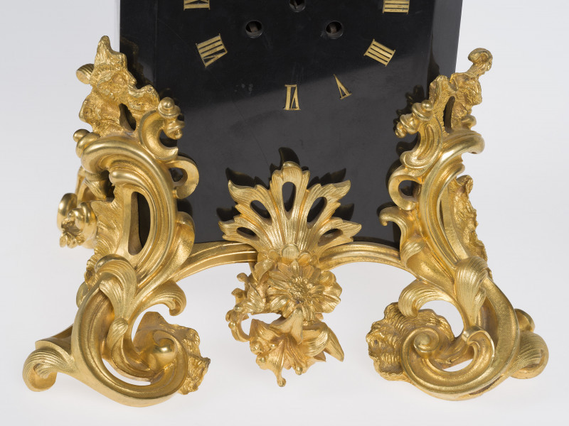 zbliżenie na złocone brązy o motywach rokokowych - nóżki