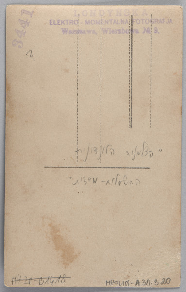 Ujęcie z góry, rewers, odwrocie fotografii z nadrukiem i zapisane pismem odręcznym