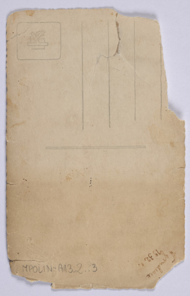 Ujęcie z góry, rewers, odwrocie fotografii z nadrukiem i zapisane pismem odręcznym, krawędzie fotografii ponadrywane