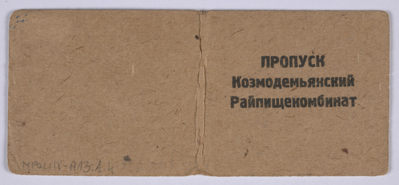 Ujęcie z góry, verso, kartka  zadrukowana pismem maszynowym