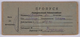 Ujęcie z góry, recto, kartka w linię, zapisana drukiem i pismem odręcznym