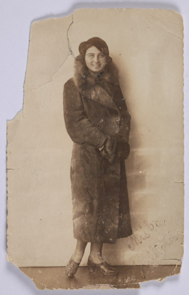 Ujęcie z góry, awers, krawędzie fotografii ponadrywane