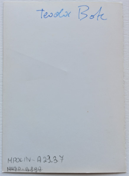 Ujęcie z góry, rewers, odwrocie fotografii zapisane pismem odręcznym