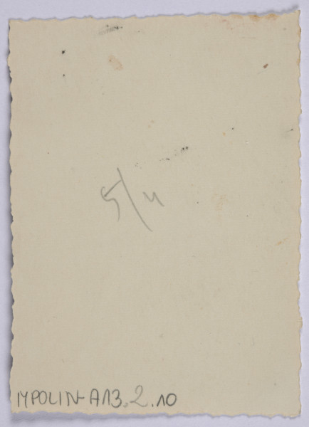 Ujęcie z góry, rewers, odwrocie fotografii zapisane pismem odręcznym, krawędzie ząbkowane