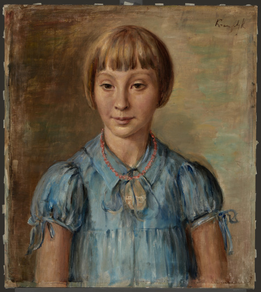 Ujęcie lica. Portret dziewczynki w niebieskiej sukience.