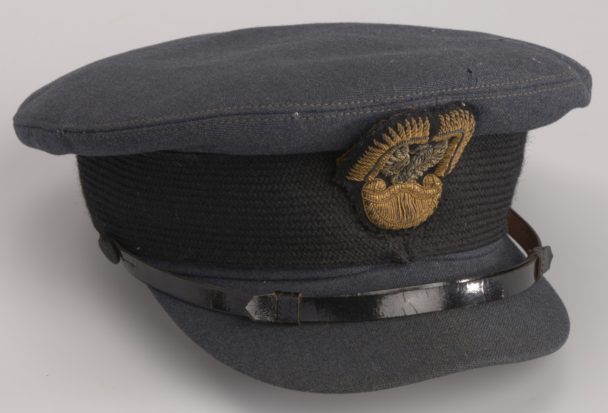 Ujęcie od przodu. Czapka wojskowa o okrągłym dnie wykonana z wełny w kolorze szaroniebieskim.